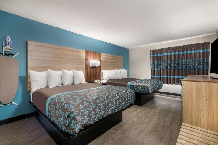 Accessible 1 Queen Accessible Roll in Shower Sofa Work Desk Microwave and Refrigerator, Continental Breakfast (6 of 18)