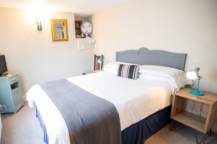 Room 3 of 27