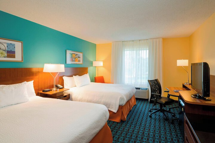 2 Queen Beds Work Desk Microwave and Refrigerator WiFi Continental Breakfast (5 of 9)