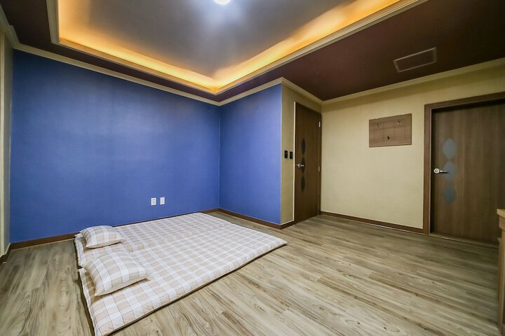 Room 6 of 10