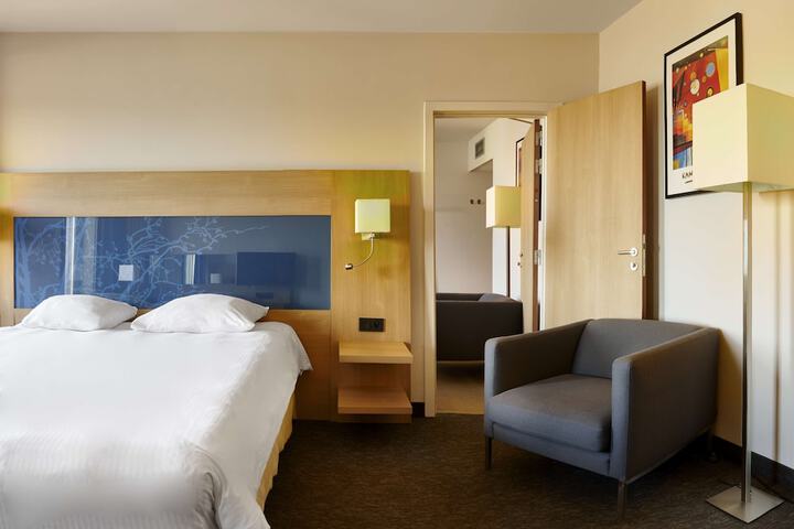 Room 10 of 116