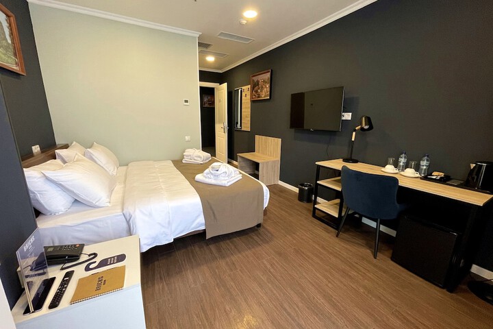 Room 42 of 240
