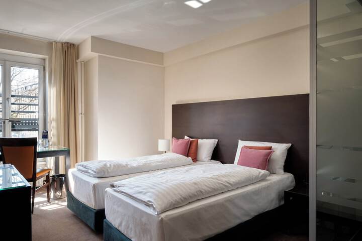 Room 10 of 43