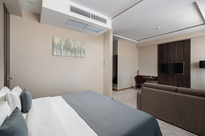 Room 8 of 28