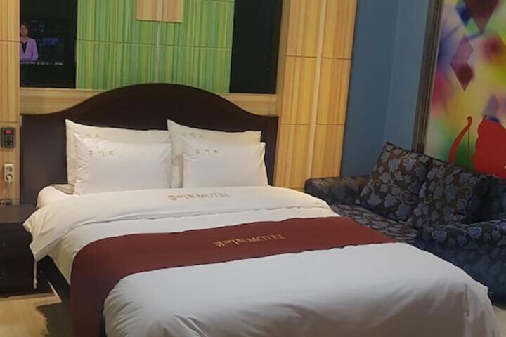 Room 4 of 11