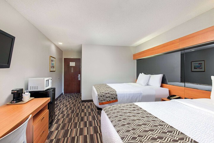 1 Queen Bed Accessible (8 of 32)