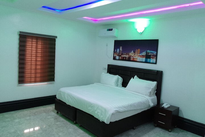 Room 5 of 13