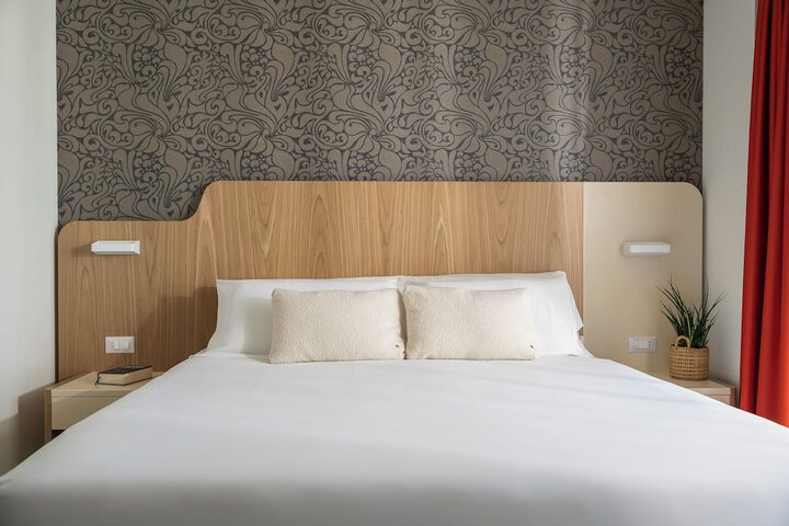 Room 35 of 153