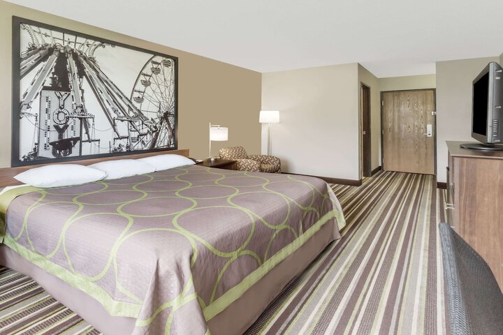 1 King Bed (2 of 16)