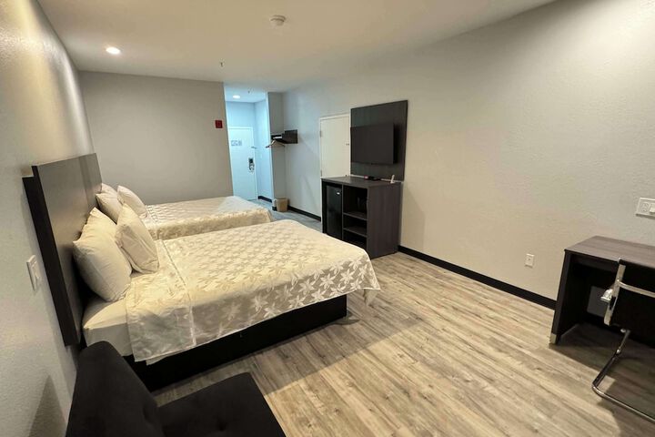 1 King Bed Suite - Free WiFi Sofa Bed Microwave, Refrigerator, Free Continental Breakfast (16 of 16)