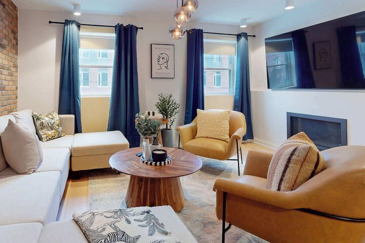 Photo of Casa Hotels Elegant 2BR Suite in Leslieville
