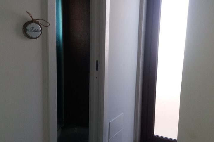 Room 5 of 11