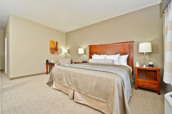 1 King Bed Microwave and Refrigerator WiFi Full Breakfast (18 of 18)