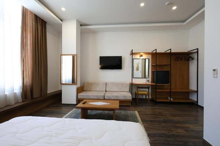 Room 15 of 114