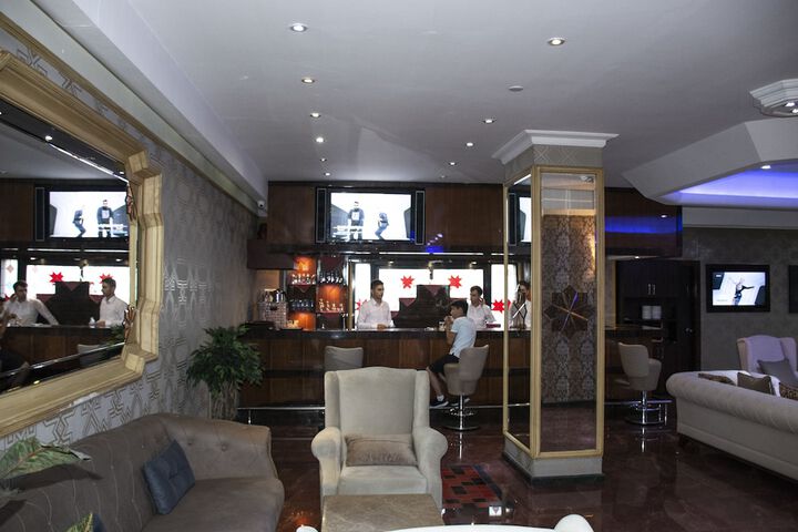 Lounge 25 of 34