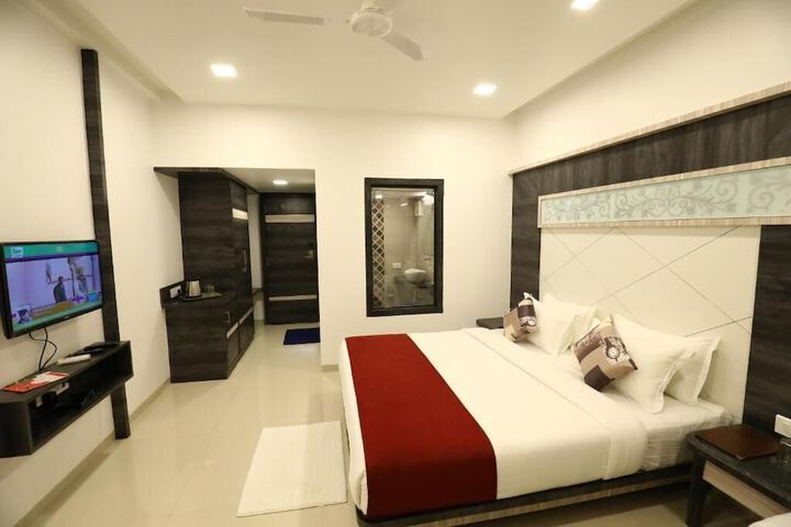 Room 5 of 11