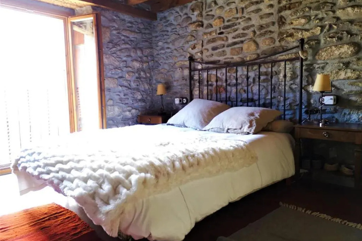 Room 4 of 16