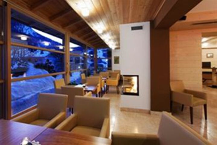 Lounge 32 of 45