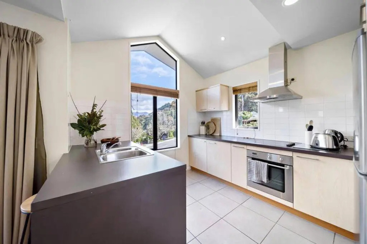 Sunshine Bay Escape Close to Central Queenstown