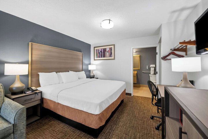 Suite 2 Double Beds Accessible (14 of 15)