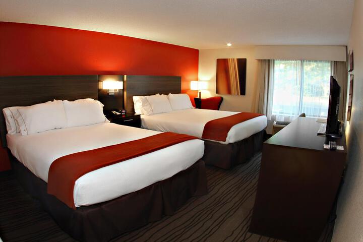 2 Queen Beds (1 of 8)