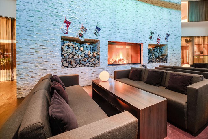 Lounge 122 of 194