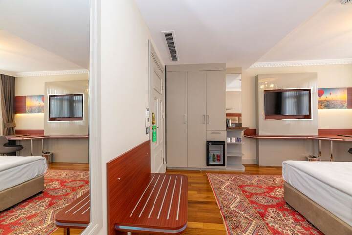 Room 17 of 102