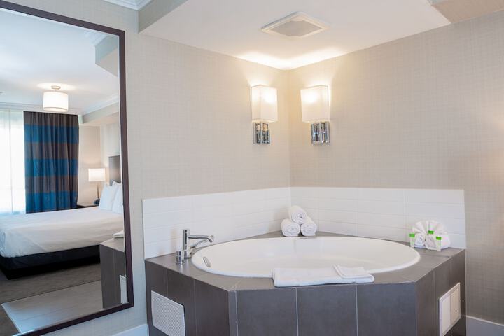 Private spa tub