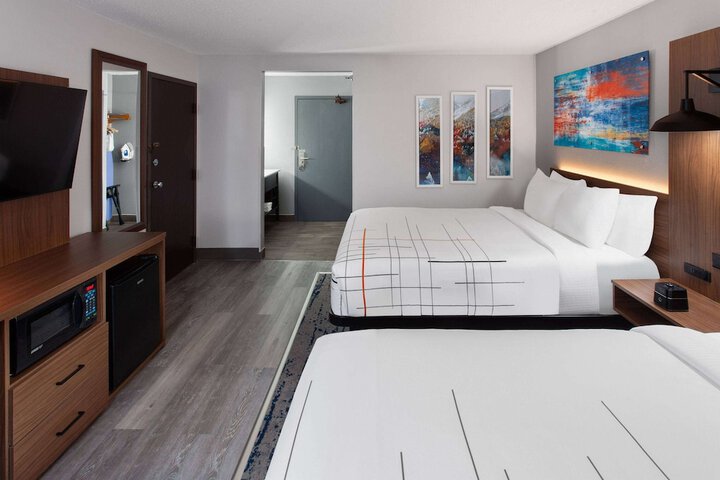 2 Queen Beds Deluxe Room (1 of 6)