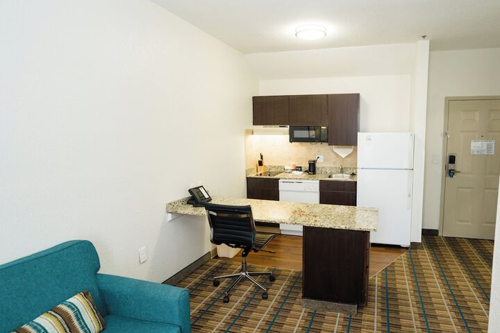 1 Queen Bed Suite (12 of 36)
