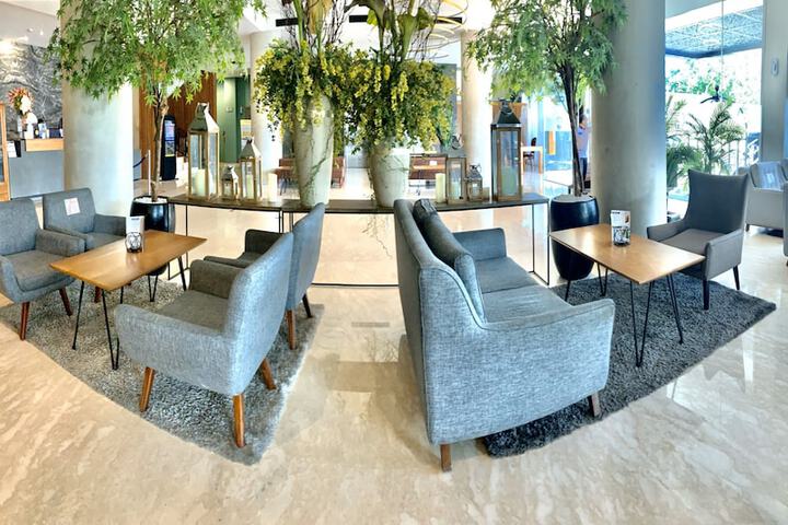 Entrance & Lobby