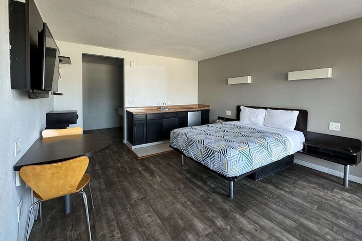 1 Queen Bed Micfridge (3 of 37)