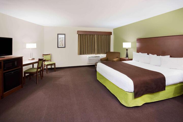 1 King Bed (5 of 7)