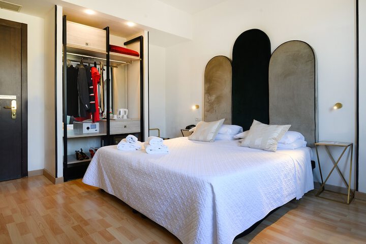 Room 4 of 90