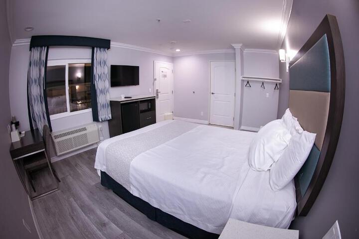 1 Queen Bed (6 of 17)
