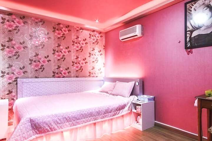 Room 10 of 17