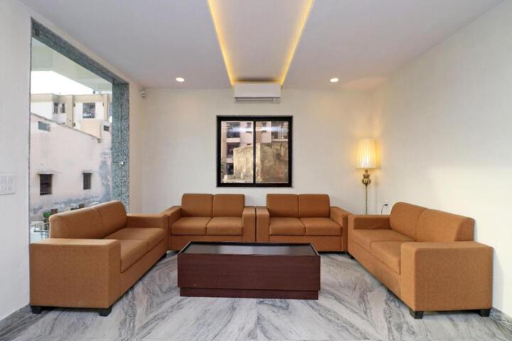 OYO 12143 Hotel SKD