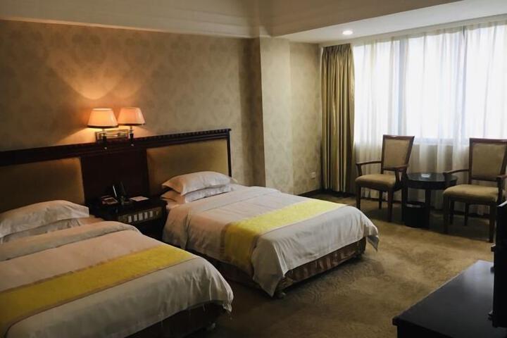Room 10 of 28