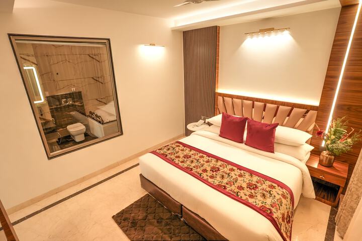 Room 33 of 62