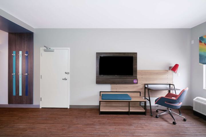 2 Queen Hearing Accessible (3 of 14)