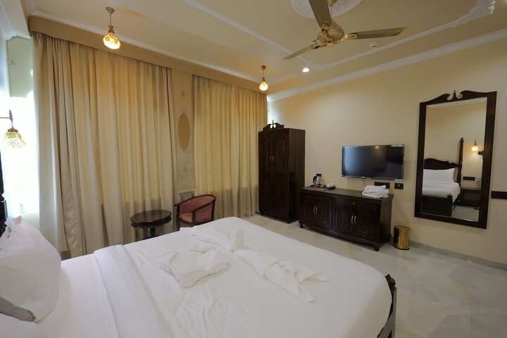 Room 17 of 38