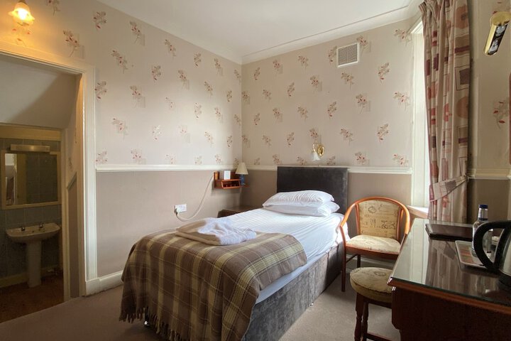 Room 2 of 25