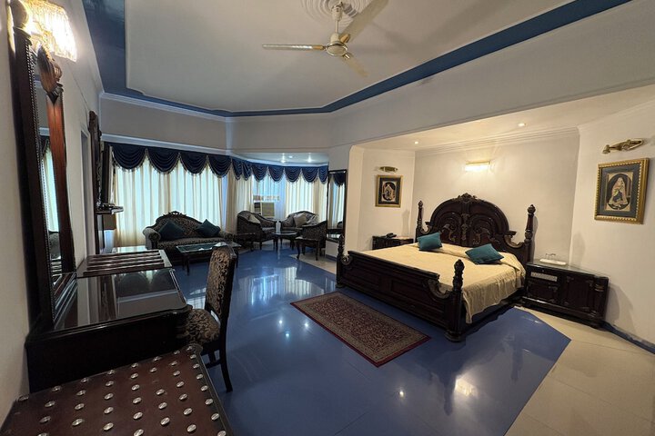 Room 7 of 11