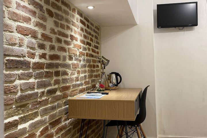 Room 12 of 76