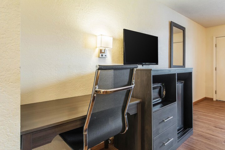 1 King Bed (8 of 9)