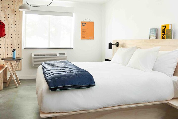 1 King Bed (5 of 7)
