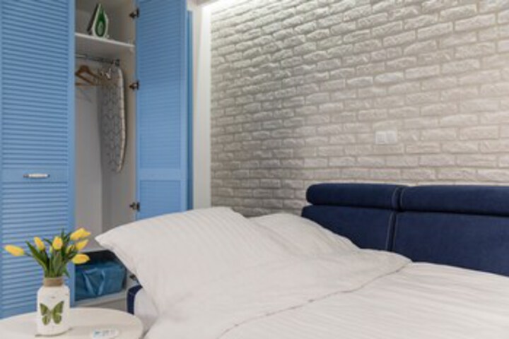 Room 10 of 32
