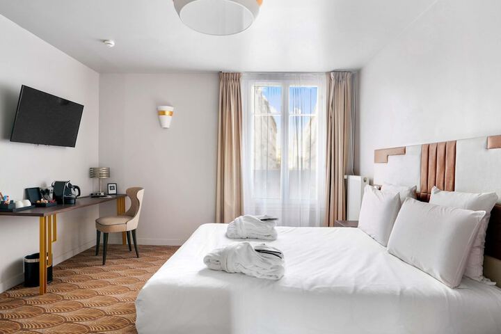 Room 18 of 102