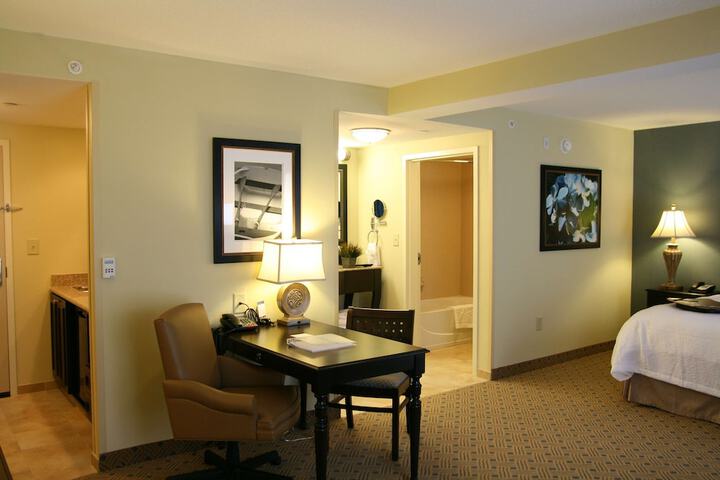 Studio Accessible King Size Bed (6 of 17)