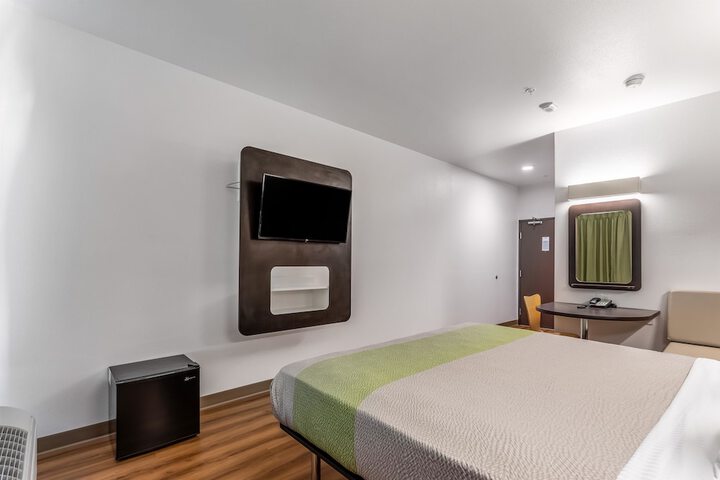Deluxe King Room (2 of 9)